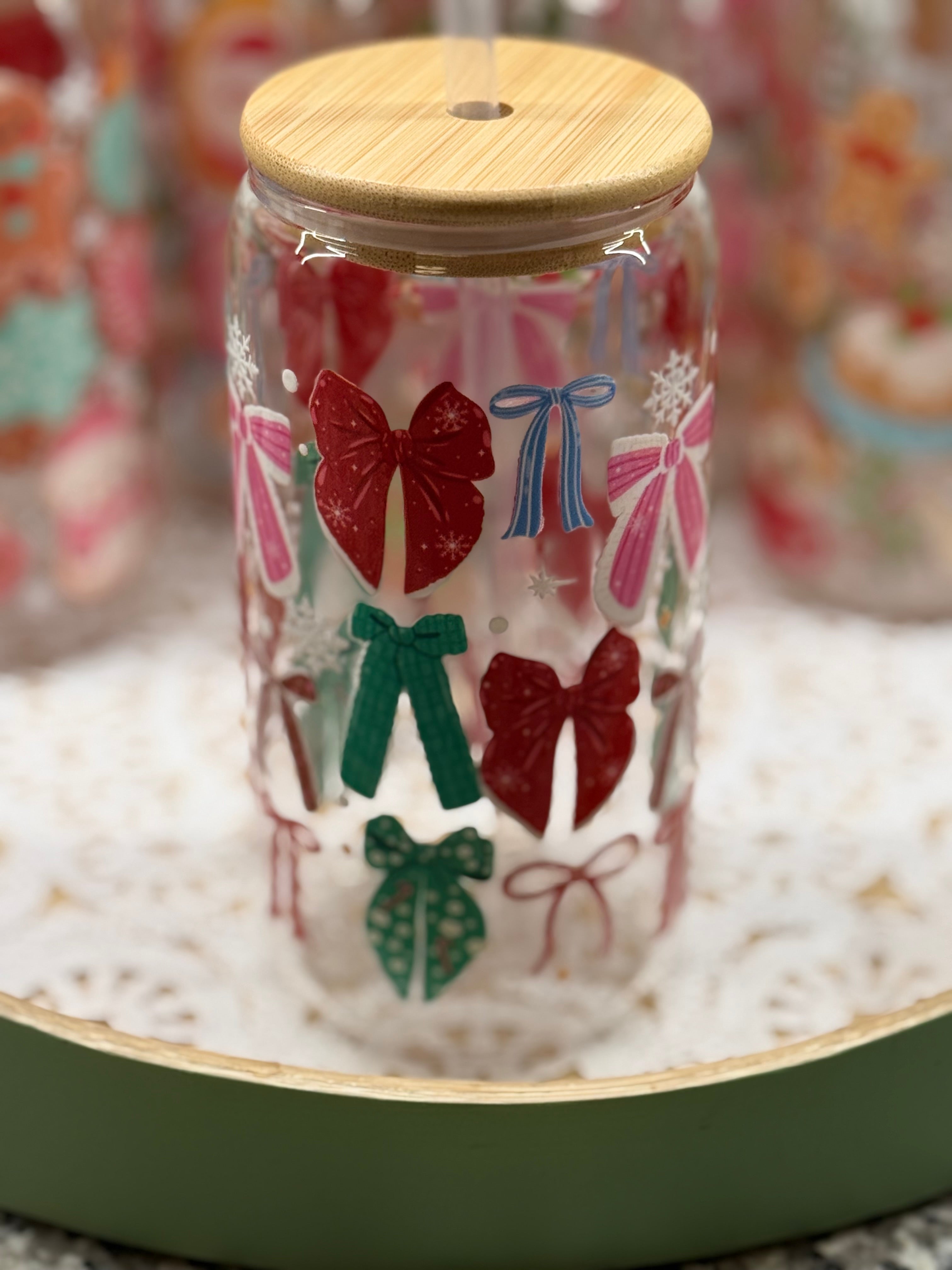 Holiday Bow Parade 16oz Can Glass – Christmas Cup with Bamboo Lid