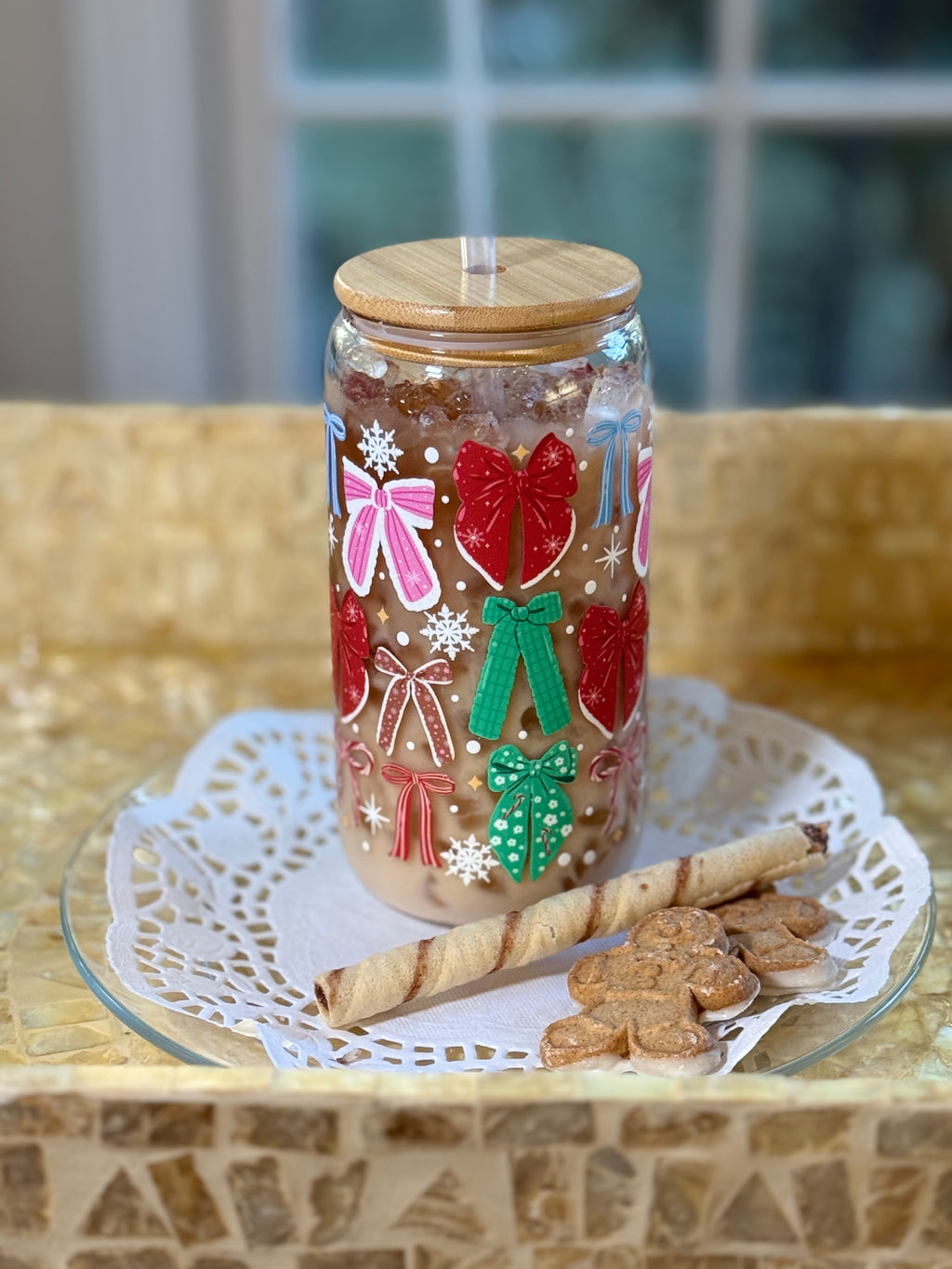 Holiday Bow Parade 16oz Can Glass – Christmas Cup with Bamboo Lid