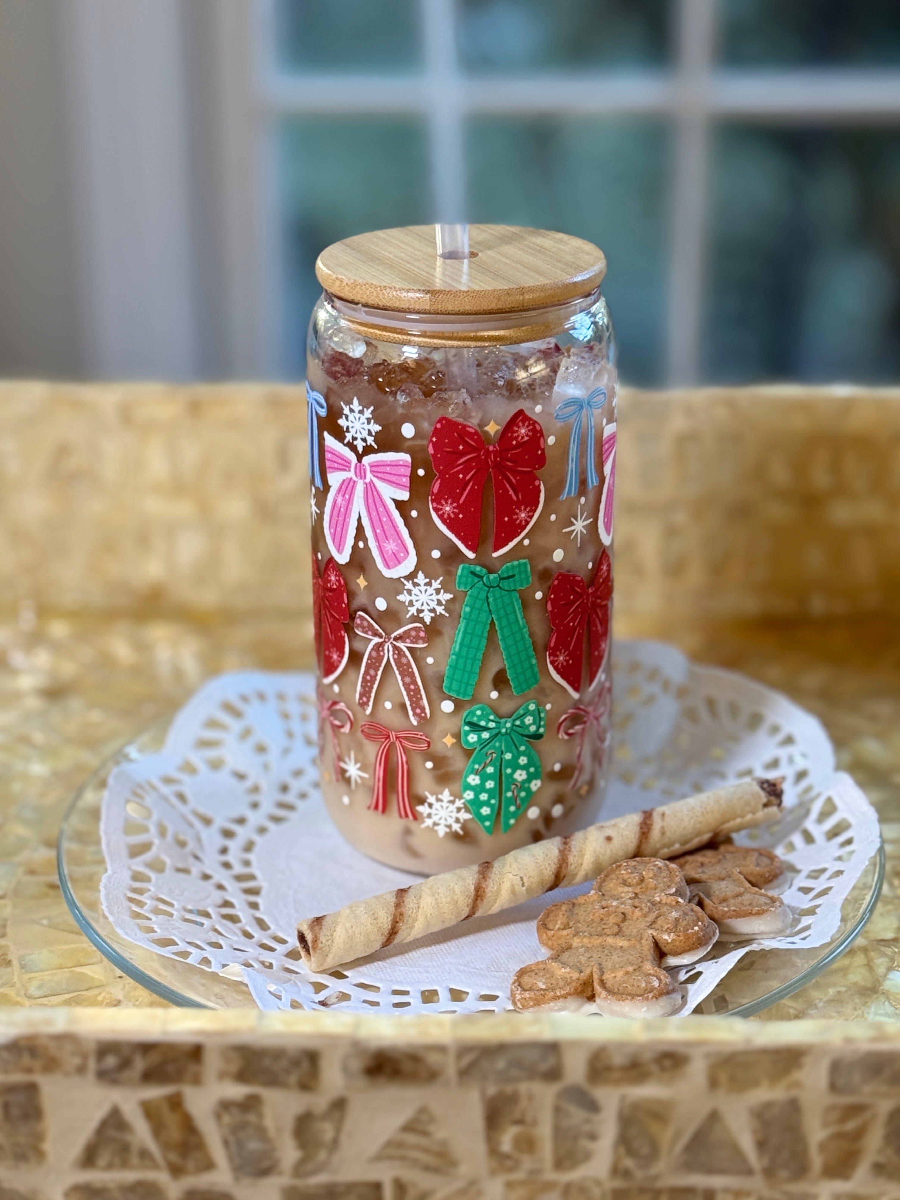 Holiday Bow Parade 16oz Can Glass – Christmas Cup with Bamboo Lid