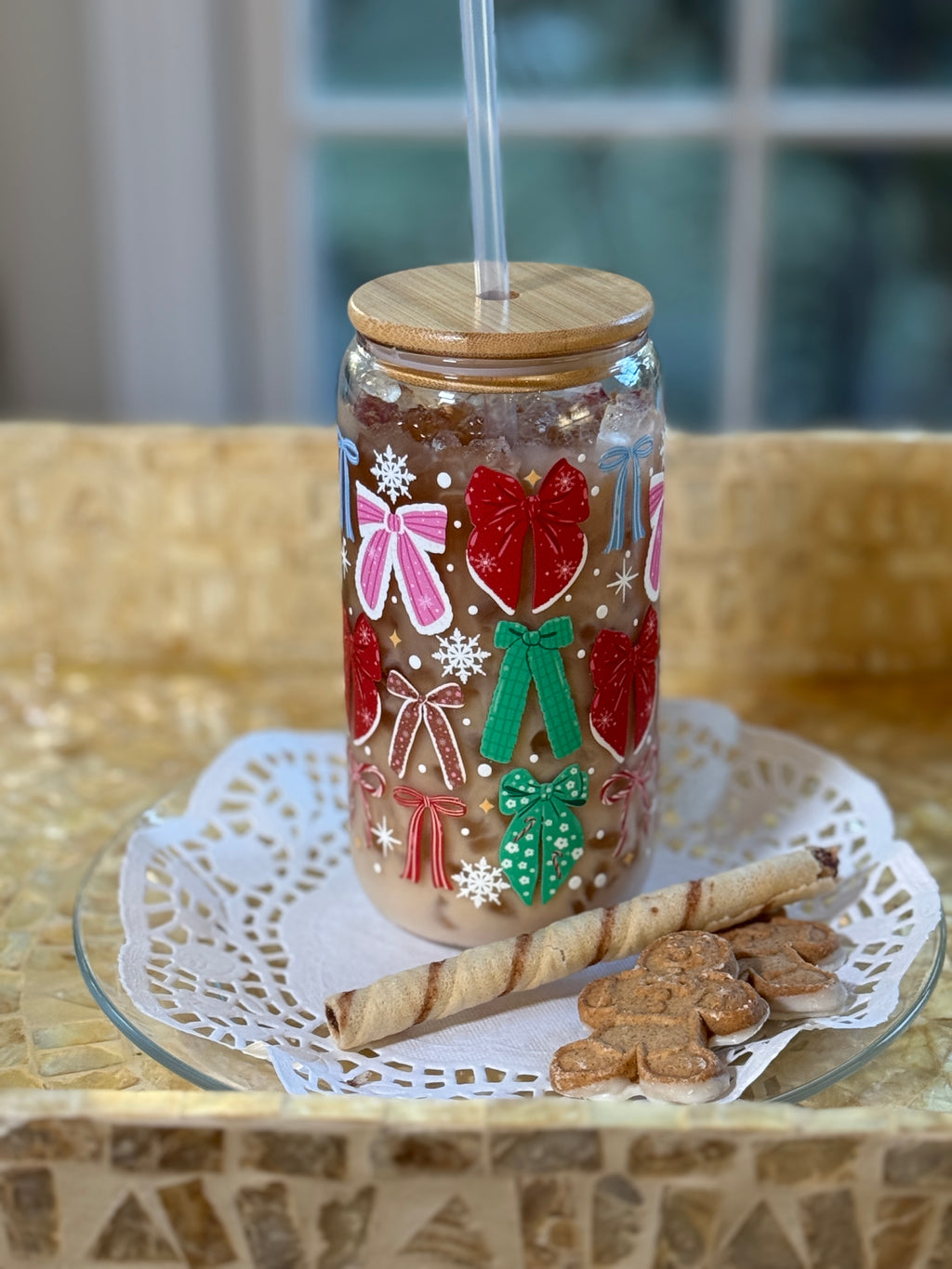 Holiday Bow Parade 16oz Can Glass – Christmas Cup with Bamboo Lid